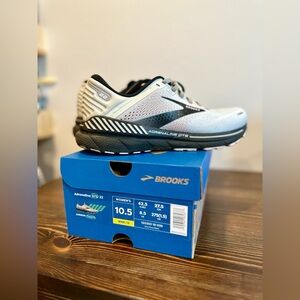 Brooks Adrenaline GTS 22 (women’s 10.5 wide)